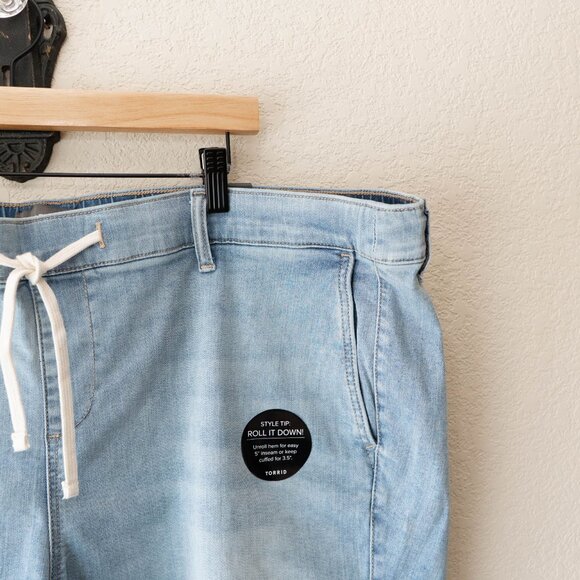 Torrid NWT 3X Light Wash Denim Shorts 5” Inseam Plus Size Weekend Soft Mid Rise - Picture 3 of 13